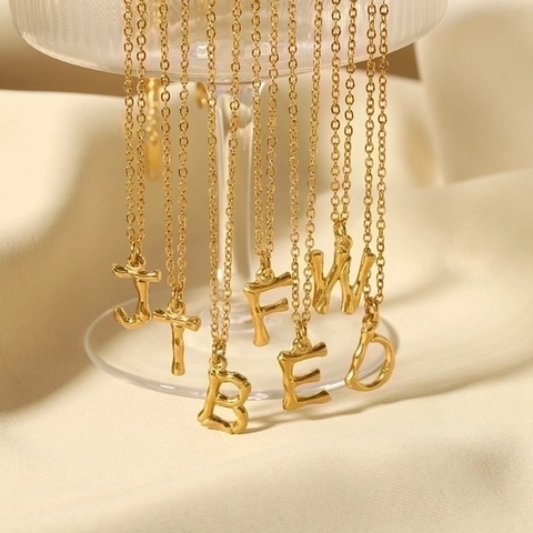 Collana Con Pendente Lettera Placcata Oro 18K Acciaio Inossidabile 304 Texture Bamboo Alfabeto Iniziale Gioielli Chic Per Donna