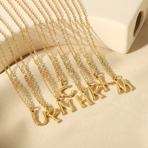 Collana Con Pendente Lettera Placcata Oro 18K Acciaio Inossidabile 304 Texture Bamboo Alfabeto Iniziale Gioielli Chic Per Donna