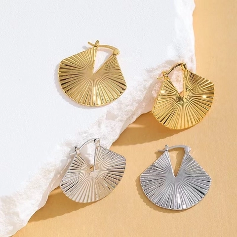 Orecchini di Nicchia in Rame a Forma di Ventaglio Placcati Oro 24K Texture Laser Radiale Orecchini a Cerchio Geometrici da Donna