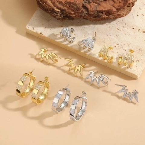Orecchini in Rame con Zirconia per Donna Raffinati Orecchini a Bottone Geometrici a Forma di C a Fulmine Placcati in Oro 14K