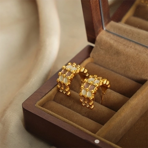Pendientes de Aro en C de Acero de Titanio Chapado en Oro Geométricos Vintage Con Patrón de Rejilla de Esmalte para Mujer