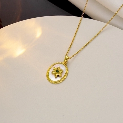 Retro Titanstahl Vergoldete Halskette Weiße Perlmutt Blumen Ovaler Anhänger Strass Schlüsselbein Kette Schmuck Für Damen