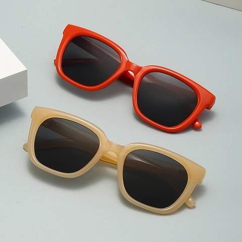 Square Sunglasses Retro Chunky Frame UV400 Protection Fashion Vintage Eyewear With Star Metal Decor For Women Men