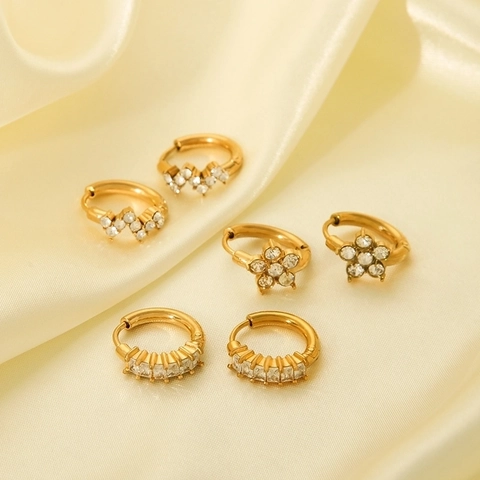 Pendientes De Aro Huggie De Flor De Acero Inoxidable Zirconia Bañado En Oro 18K Joyería Elegante Para Mujer