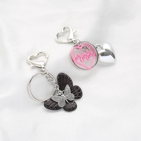 Llavero De Corazón Mariposa Aleación Metal Amuleto Para Bolso Colgante Estilo Moderno Cool Clip De Corazón Llavero Regalo
