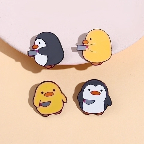 Pin De Esmalte De Dibujos Animados Pingüino Pato Broche Aleación Metal Animal Sosteniendo Cuchillo Insignia Para Mochila Ropa