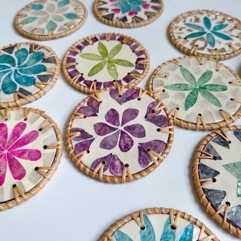 Round Coaster Rattan Shell Mosaic Floral Pattern Heat Resistant Handcrafted Table Decor Desktop Protector