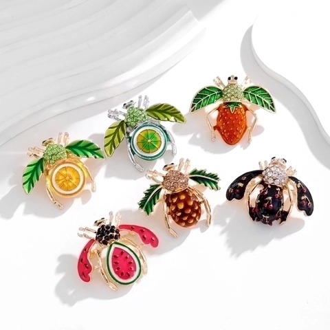 Spilla in Lega Vintage a Forma di Ape Insetto Frutta Con Strass Smalto Fragola Limone Design Uomo Donna Gioielli Regalo