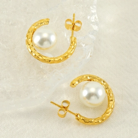 Orecchini A Cerchio A C In Acciaio Inossidabile Placcato Oro 18K Texture Martellata Con Perla Artificial Bianca Gioielli Eleganti Da Donna