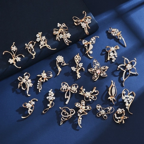 Elegant Alloy Rhinestone Brooch Pin For Women Fashion Artificial Pearl Floral Bow Heart Design Corsage For Scarf Dress Suit Banquet Jewelry Accessory