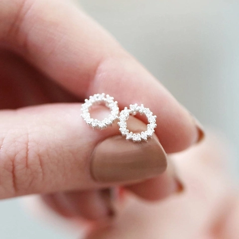 Eleganti Orecchini a Bottone Circolari Cavi in Rame con Zirconia Gioielli Geometrici Semplici Placcati in Oro Bianco Donna