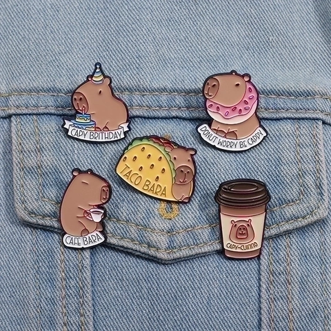 Simpatica Spilla Smaltata Capibara in Lega di Zinco Spilla Animale dei Cartoni Animati Cafe Donut Taco Cibo Distintivo Gioielli Regalo