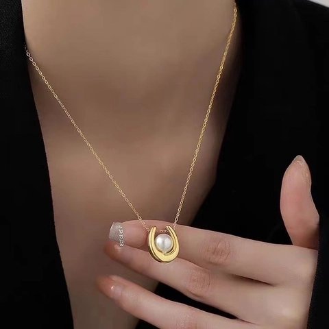 Elegant U-Shaped Horseshoe Pendant Necklace Titanium Steel With White Artificial Pearl Light Luxury Gold Plated O-Chain For Women