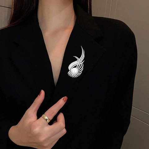 Elegante Spilla ad Ala e Piuma per Donna in Rame Argentato con Zirconi Incastonati e Grande Perla Artificial Corsage Spilla per Cappotto Gioielli