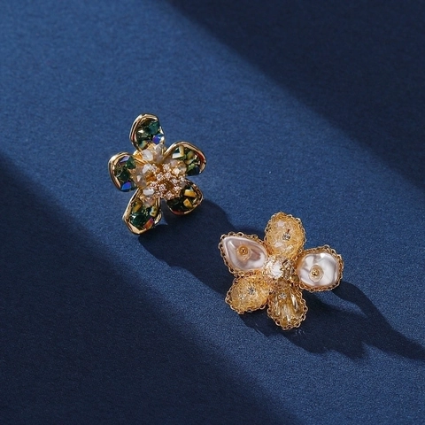 Vintage Alloy Flower Brooch With Shell Rhinestone Artificial Pearl Inlay French Elegant Corsage Pin For Women Daily Party Wedding Accessory