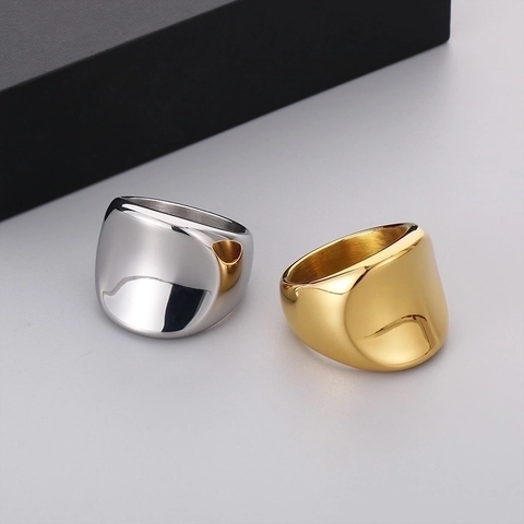 Anillo De Banda Ancha Minimalista Para Hombre Chapado En Oro De 18K Acero Inoxidable 316L Pulido Geométrico Lujo Estilo Exagerado