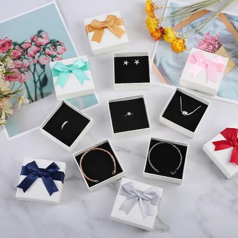Minimalistische Witte Kartonnen Sieraden Geschenkdoos Met Gekleurde Strik Lint Voor Ring Ketting Armband Verpakking Doos