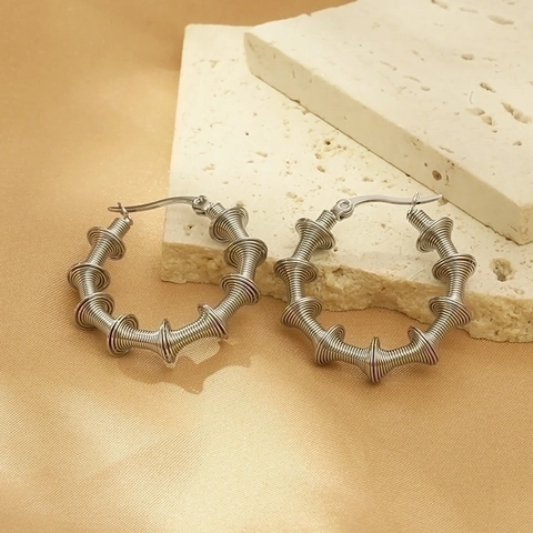 Pendientes De Aro De Acero Inoxidable Para Mujer Diseño De Resorte En Espiral Y Junta De Bambú Hueca Estilo Vintage En Forma De C