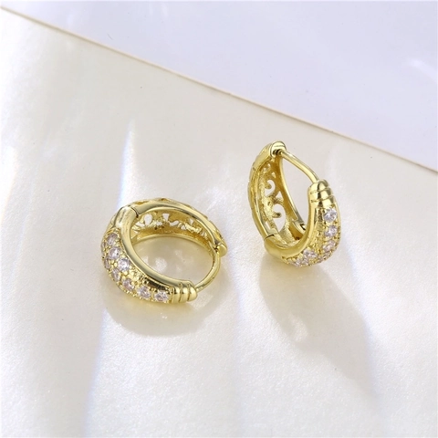 Orecchini A Cerchio In Rame Placcato Oro 18K Ovali A Forma Di C Traforati Con Zircone E Perno In Argento