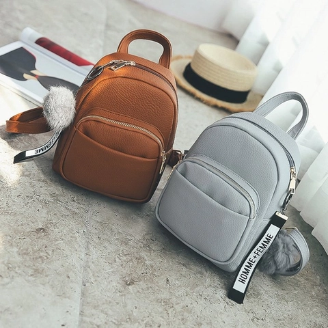 Mini Mochila De Moda Cuir PU Patrón De Lichi Estilo Retro Con Colgante De Bola De Pelo Y Cinta De Letras Para Mujeres