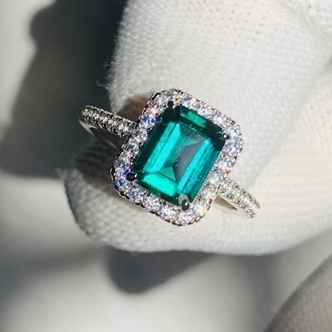 Anello di Lusso Vintage in Zirconia Verde Taglio Smeraldo Rame Galvanizzato Rettangolo Geometrico Halo Anello Donna Gioielli