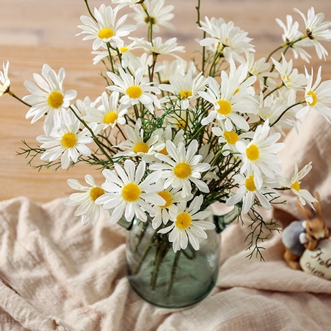 Artificial Daisy Flowers Satin Cloth Plastic Multi Head Single Stem Realistic Fake Chamomile For Home Wedding Party Photography Decoration INS Style