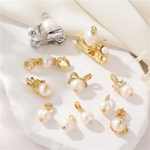 Ciondoli Charms Per La Creazione Di Gioielli Fai Da Te Rame Placcato Oro 14K Perla Artificial Zircone Elegante Novità Scooter Fiocco Corona Design