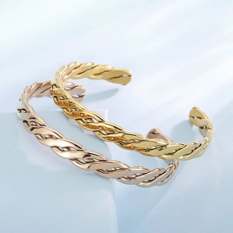 Verdrehtes Manschettenarmband Aus 316L Edelstahl Geflochtener Offener Armreif Hochglanzpolierter Minimalistischer Schmuck