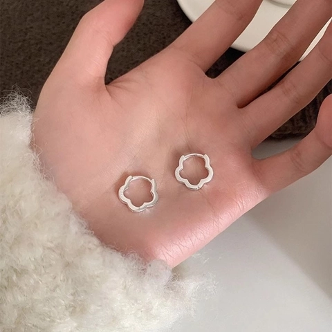 Hollow Flower Hoop Ohrringe 925 Sterling Silber Minimalistischer Süßer Stil Für Frauen Polierter Schmuck