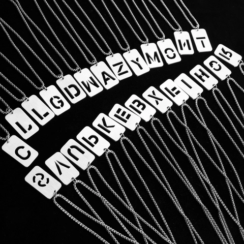 Collier Pendentif Lettre Évidée en Acier Inoxydable Hip Hop Bijoux Street Fashion Unisexe Chaîne de Pull Alphabet Minimaliste