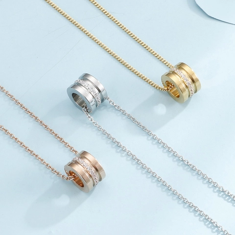 Collier Pendentif Cylindrique Acier Inoxydable Zircon Incrusté Bijoux Minimalistes Pour Femmes Accessoire Poli Élégant