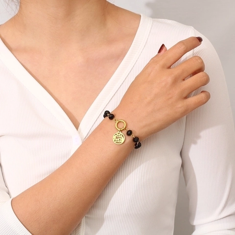 Edelstahl Perlenarmband Mit Schwarzen Facettierten Kristallperlen Und Rundem Hohlbuchstabenanhänger Damen Modeschmuck