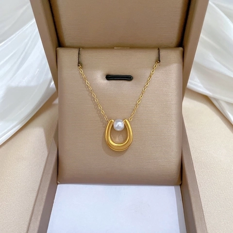 Titanium Steel Horseshoe Pendant Necklace With Artificial Pearl Gold Plated Minimalist Clavicle Chain For Women Elegant Jewelry