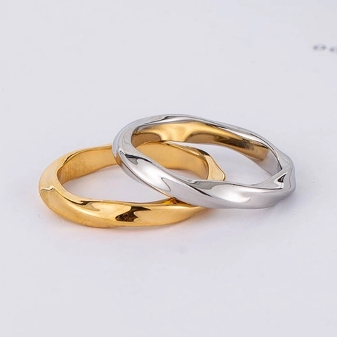 Anillo Minimalista De Acero Inoxidable Chapado En Oro De 18K Geométrico Irregular Twist Mobius Loop Unisex Joyas