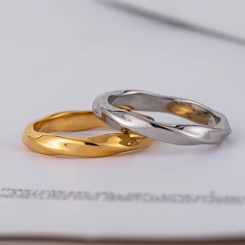 Anillo Minimalista De Acero Inoxidable Chapado En Oro De 18K Geométrico Irregular Twist Mobius Loop Unisex Joyas