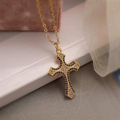 Collana con Pendente a Croce in Rame Placcato Oro 18K per Donna Elegante Croce con Cuore in Strass Micro Pave Gioielli Regalo