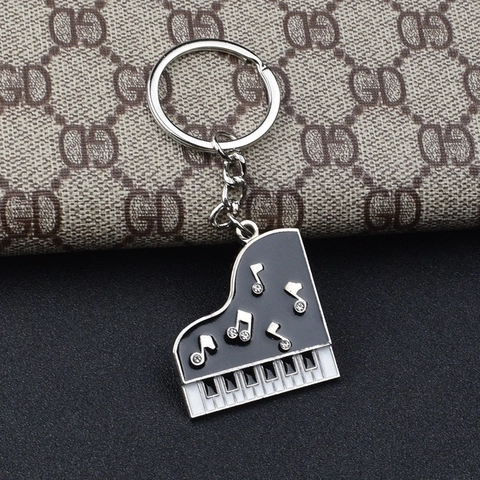 Kreativer Klavier Geformter Zinklegierung Schlüsselanhänger Mit Strass Musiknoten Schwarz Weiß Emaille Geschenk