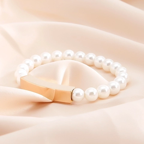 Elegante Pulsera De Perlas Artificiales De Concha Para Mujer Con Placa De Metal Rectangular De Acero Inoxidable Pulido Joyería