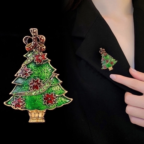 Kerstboom Broche Goud Zinklegering Pin Met Groen Emaille Rode Bloemen Strass Feestelijke Sieraden Accessoire Voor Vrouwen Cadeau