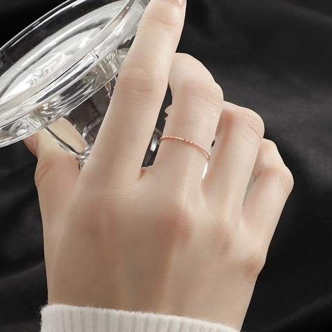 Anillo Fino Minimalista Acero Inoxidable Chapado En Oro 18K Textura Cuadrada Banda Geométrica Joyería Para Mujeres Elegante
