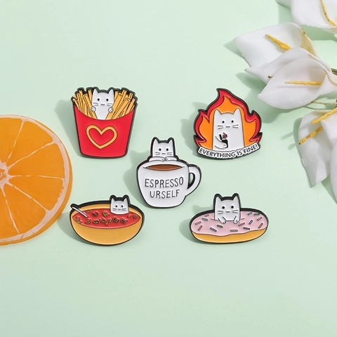 Lustige Cartoon Katze Emaille Pin Süße Weiße Katze In Kaffeetasse Suppe Donut Pommes Feuer Brosche Anstecker Für Taschen Jacken