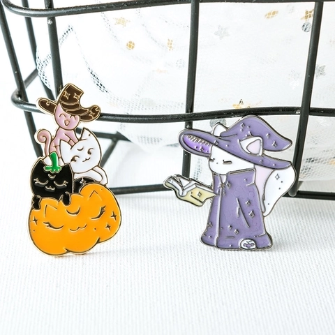 Broche de Gato Mago de Halloween Calabaza de Aleación Esmaltada Insignia de Gato de Dibujos Animados Regalo para Mujer Ropa Bolso