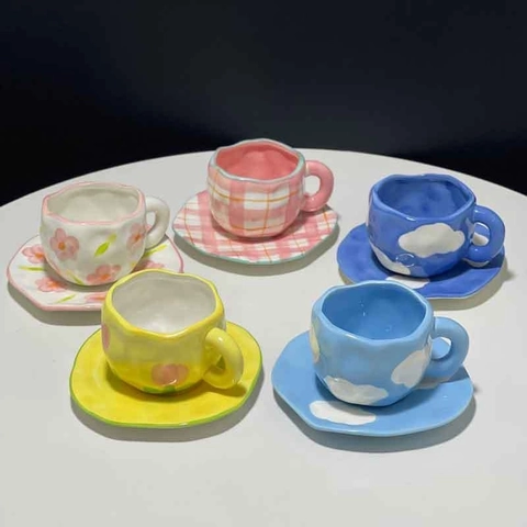 Tazza Da Caffè E Piattino In Ceramica Dipinto A Mano Sottosmalto Forma Irregolare Simpatico Motivo Floreale