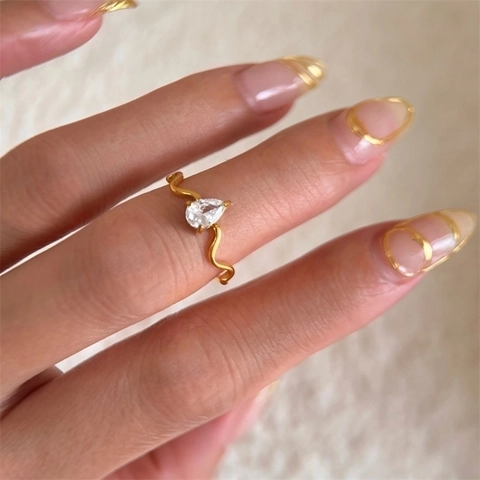 Anello In Zircone A Goccia Con Fascia Ondulata In Acciaio Inossidabile Placcato Oro 18K Gioielli Eleganti Da Donna