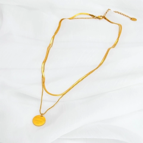 Collana A Doppio Strato Acciaio Al Titanio Placcato Oro 18K Pendente Rotondo Inciso Catena A Serpente Per Donna Minimalista