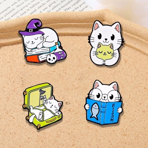 Set di Spille in Smalto a Forma di Gatto Animato Design Originale Lega Goccia d'Olio Spilla Gatto Mago Gatto che Legge Distintivo Animale per Zaino Abbigliamento Regalo