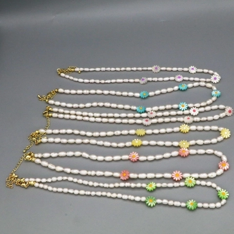 Collana di Perle d'Acqua Dolce Vintage per Donna Colorata con Ciondolo a Margherita in Resina Choker in Stile Coreano