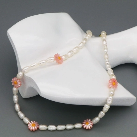 Collana di Perle d'Acqua Dolce Vintage per Donna Colorata con Ciondolo a Margherita in Resina Choker in Stile Coreano