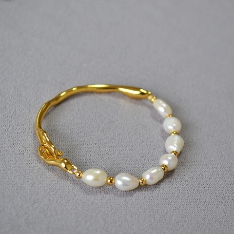 Bracciale da Donna con Perla Barocca d'Acqua Dolce e Ramo di Ottone Placcato Oro Design di Nicchia Elegante Accessorio di Gioielleria Regalo