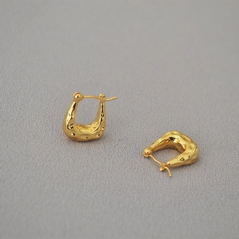 Retro Messing 18K Vergoldet Gehämmerte Textur U-Förmige Ohrhaken Damen Minimalistische Geometrische Flüssigmetall Schmuck Ohrringe